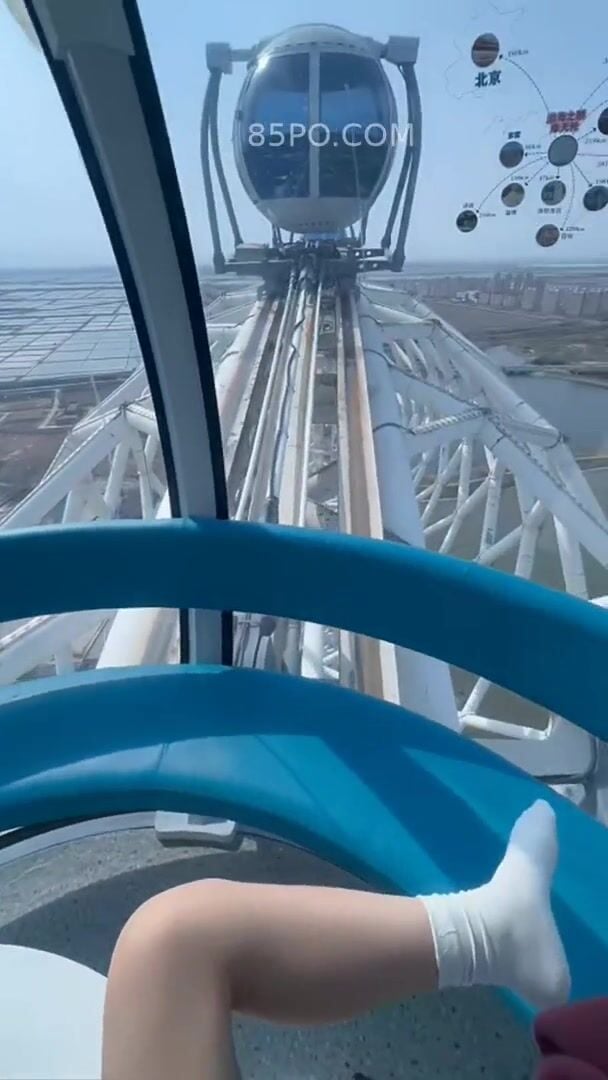 Một cặp đôi sinh viên đại học đang ân ái trên vòng quay khổng lồ